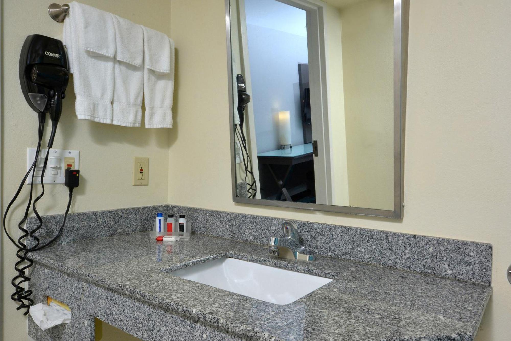 Inn At Clemson Bagian luar foto